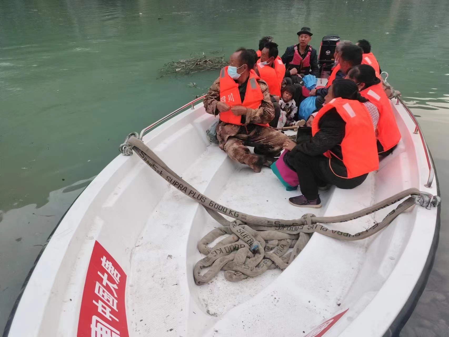 1663311638581085775.jpg 沖鋒舟運送被困人員.jpg