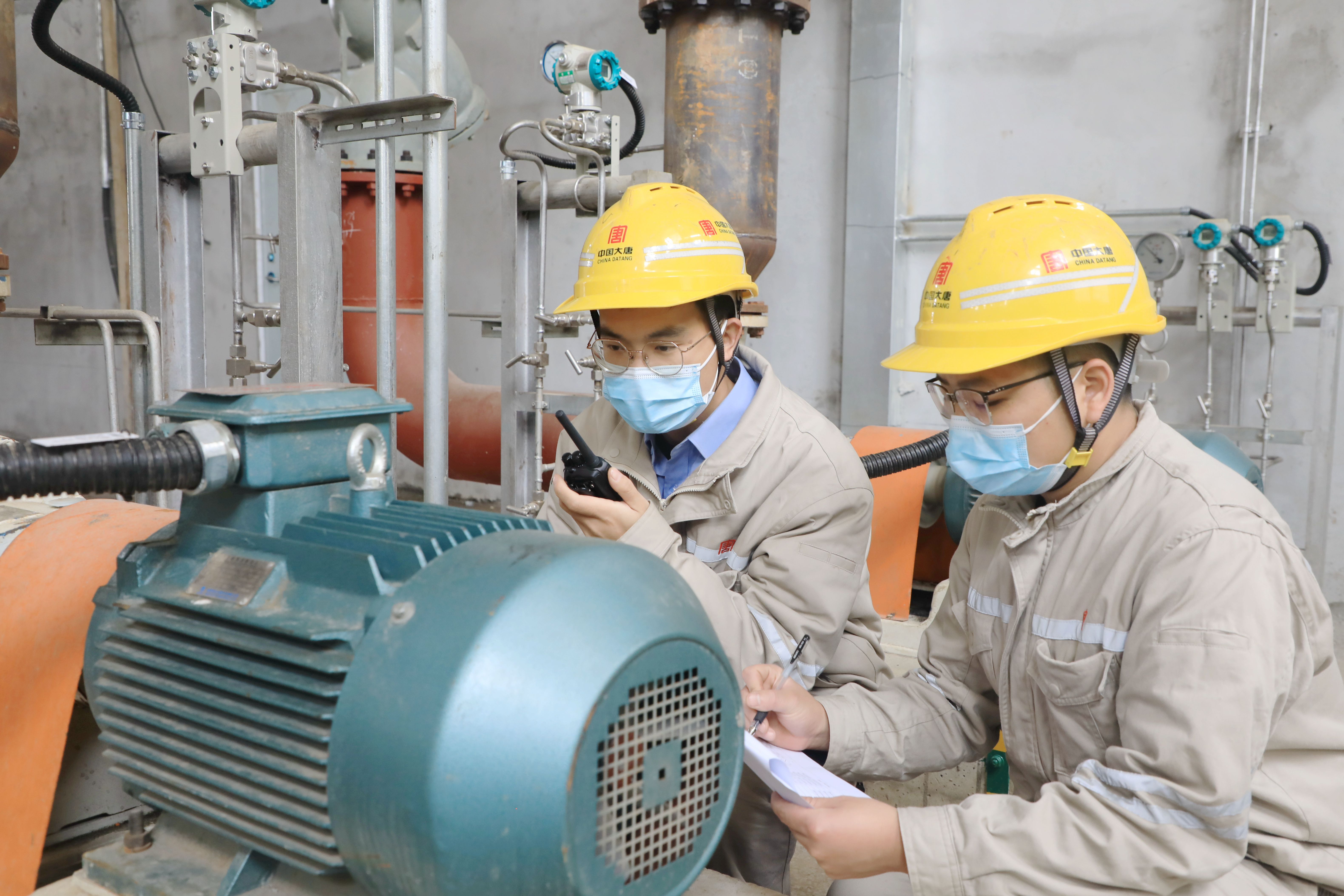 許昌龍崗發(fā)電公司運(yùn)行人員加強(qiáng)對許昌供熱管道和相關(guān)設(shè)備巡視巡查，確保供熱系統(tǒng)安全可靠運(yùn)行 葉劍飛.jpg