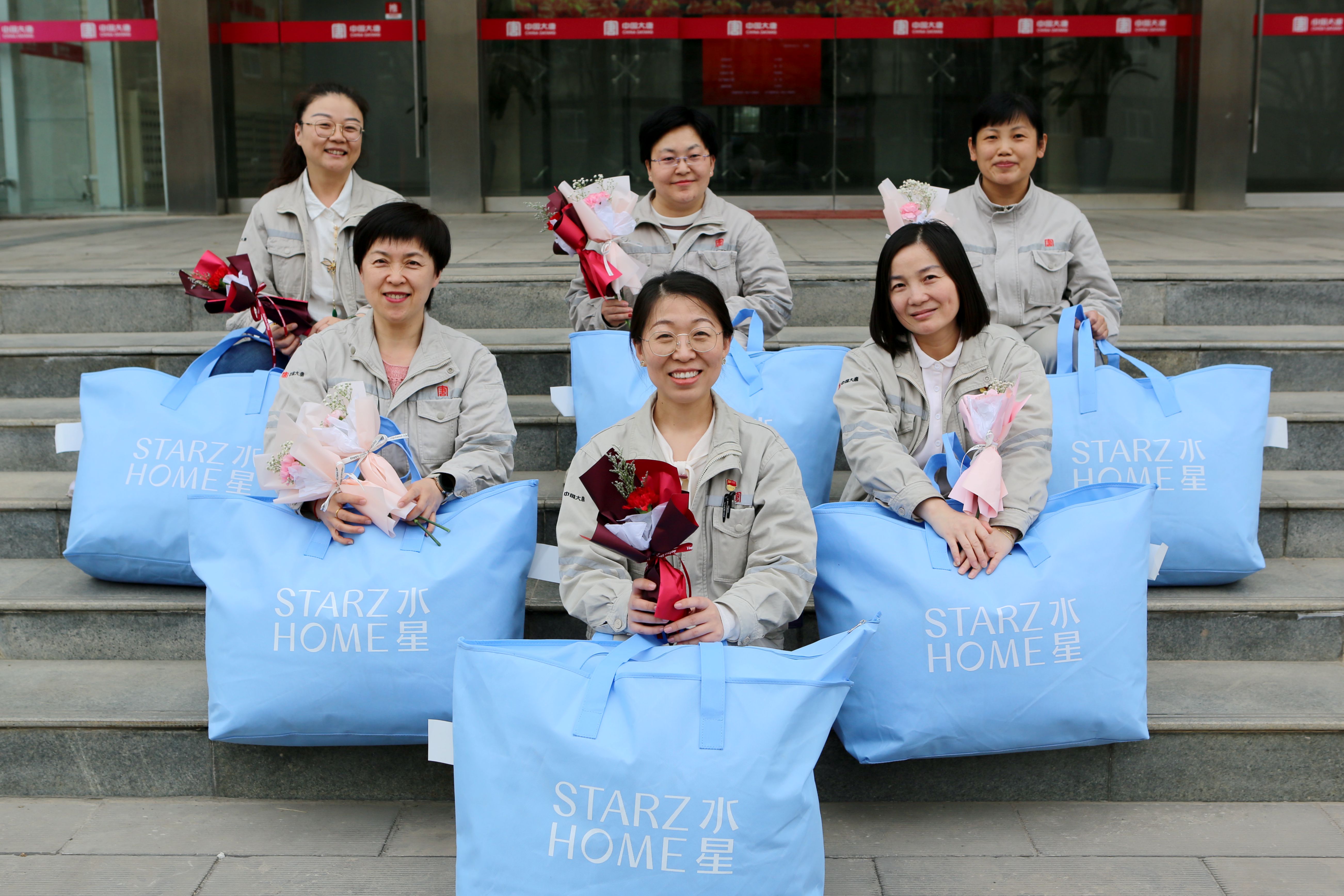 1678343737653078204.jpg 3月8日,向女職工獻上朵朵玫瑰花和水星涼被,感謝她們把智慧和精力獻給了事業,在工作中精益求精好不遜色,發揮不可替代的“半邊天”作用。 (2).jpg