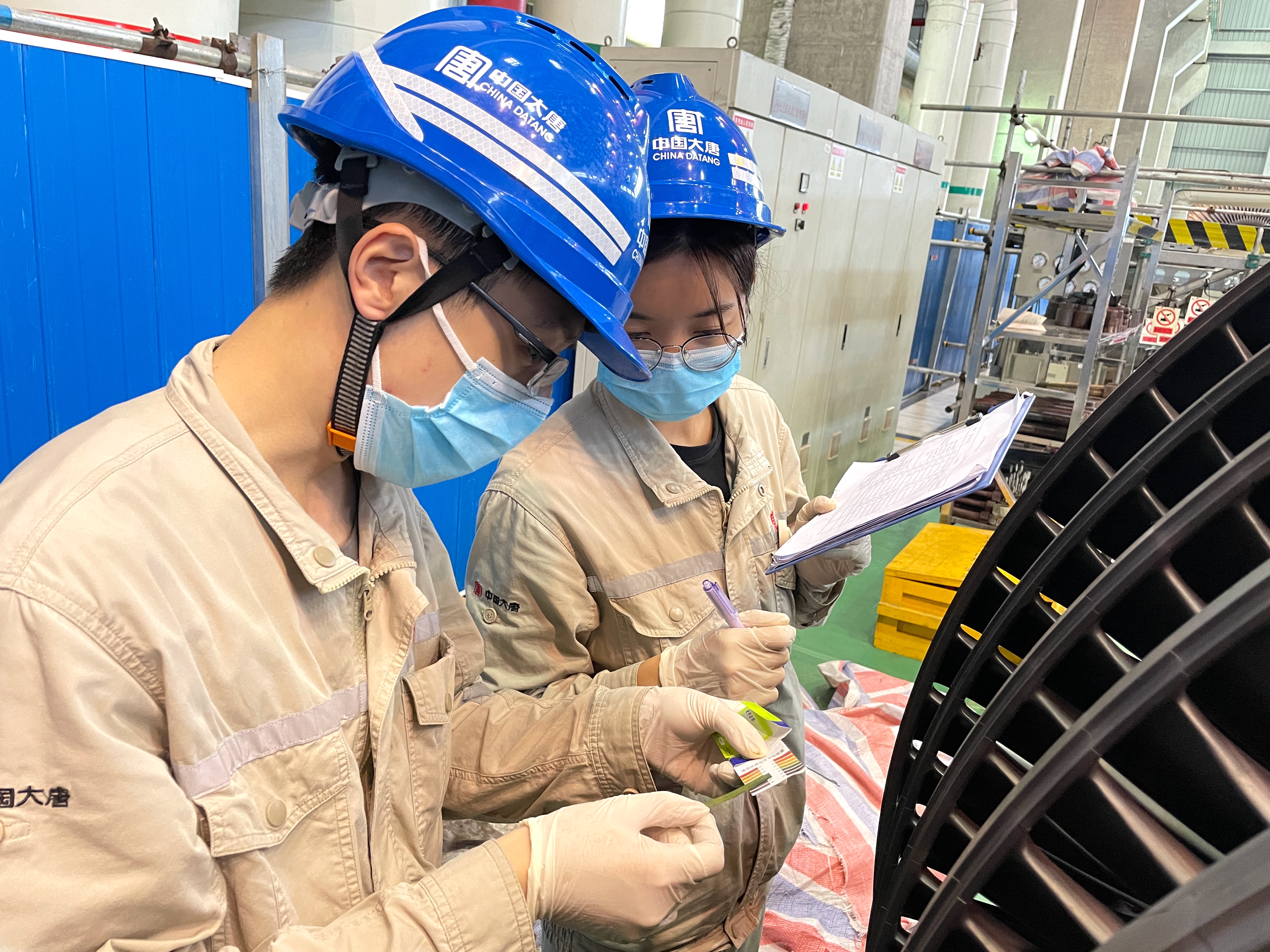 1686030492326037617.jpg A修現場,對汽輪機轉子葉片進行化學檢查.jpg