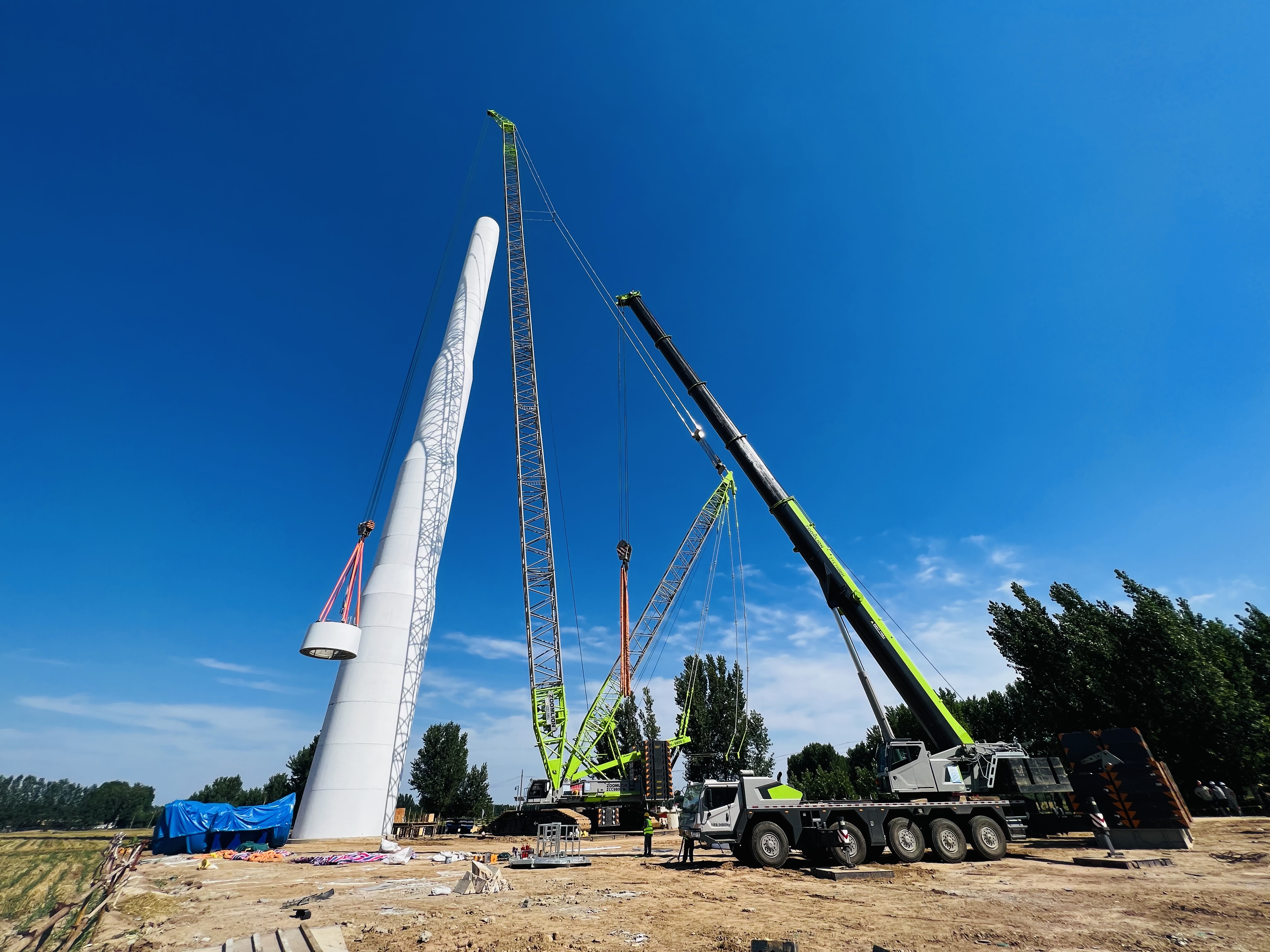 1690176279372064181.jpg 1風(fēng)機(jī)混塔段最后一節(jié)起吊.jpg