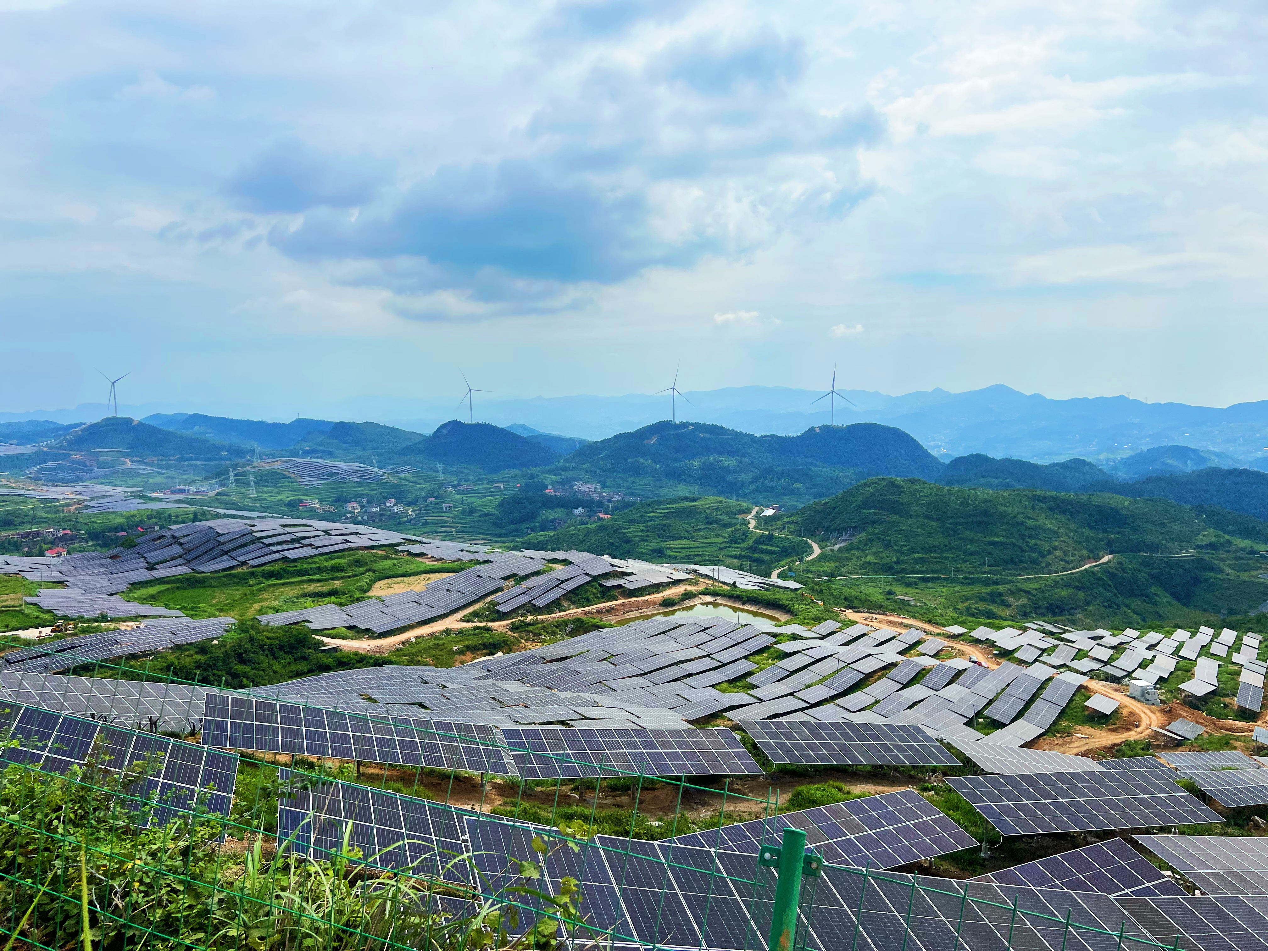1690177247543078073.jpg 婁底生態(tài)治理百萬光伏項(xiàng)目.jpg
