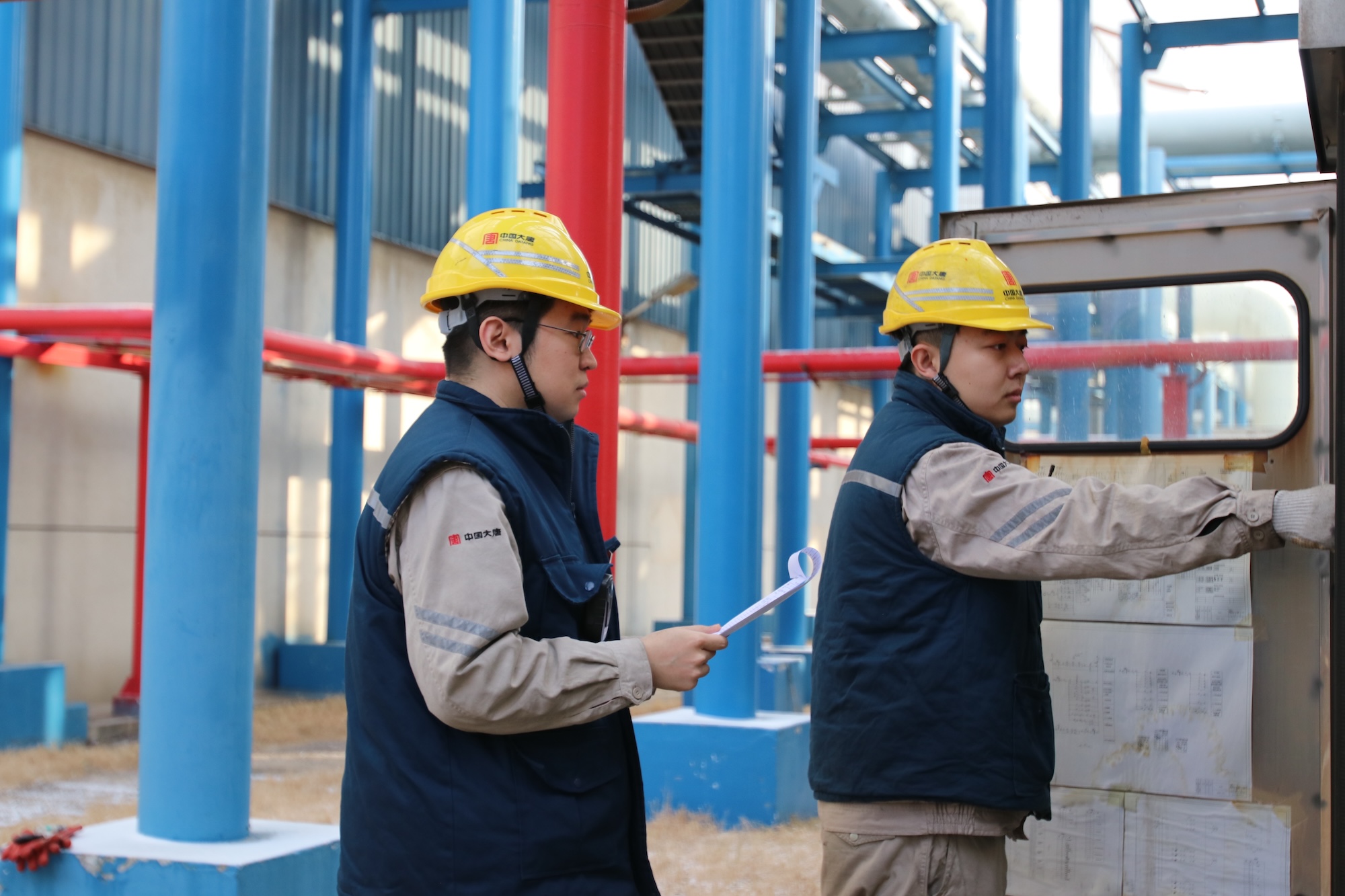 1707032025819080835.jpg 1.圖為發(fā)電部青年突擊隊對重點區(qū)域進行設(shè)備巡檢,筑牢企業(yè)安全穩(wěn)定“保護網(wǎng)”.jpg