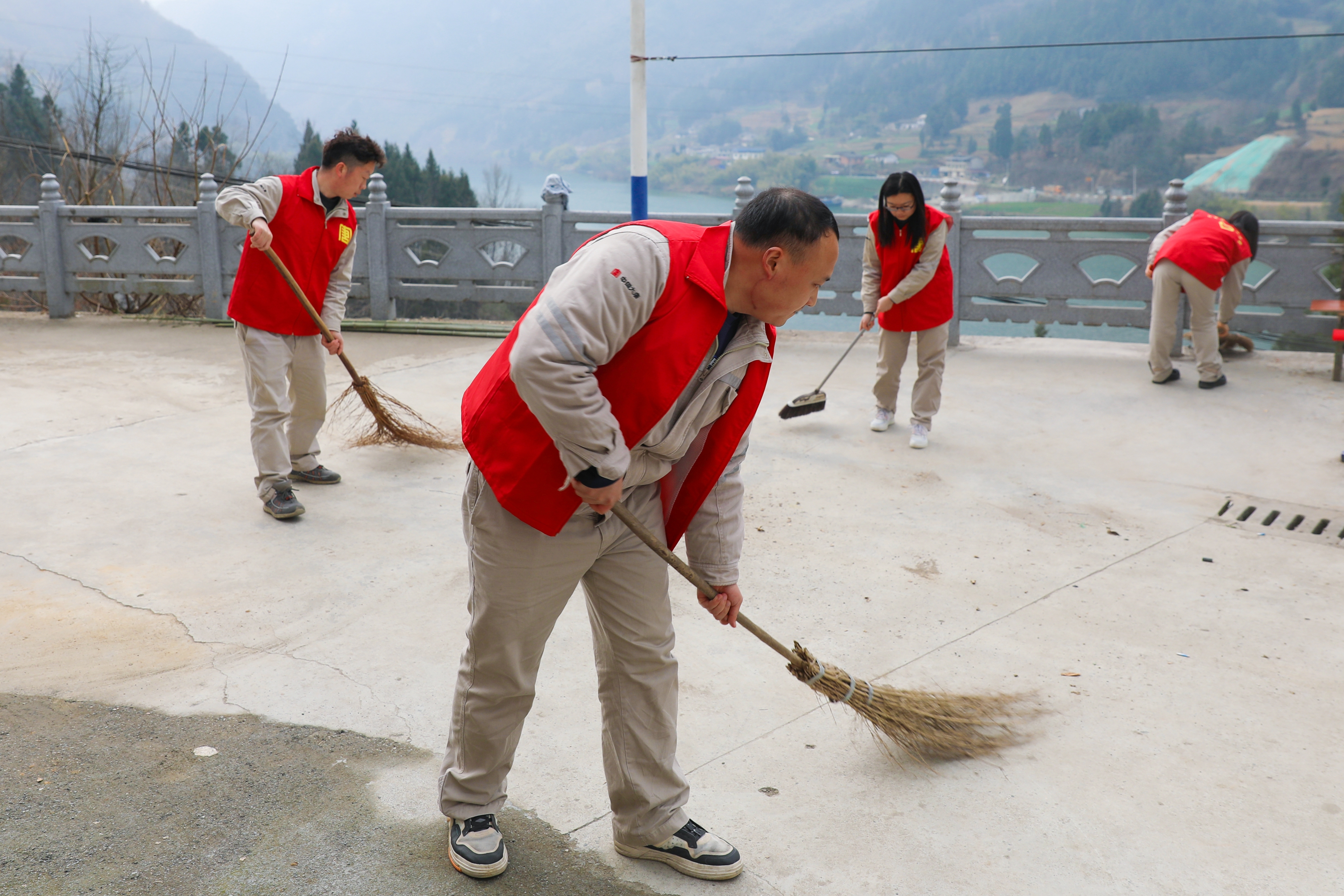 石泉水電廠學雷鋒青春志愿行助力鄉村振興（石泉水電廠 任巖） (2).jpg