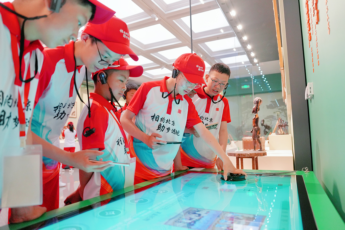 1723449057648047091.jpg 圖2學生在中央禮品文物管理中心參觀學習a.jpg