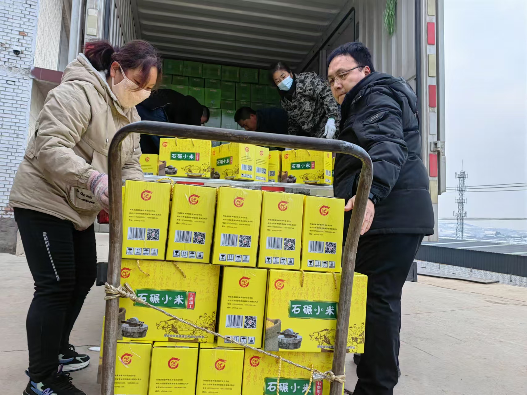 1724031414799087711.jpg 幫扶工作隊協助消費幫扶農產品裝車.jpg