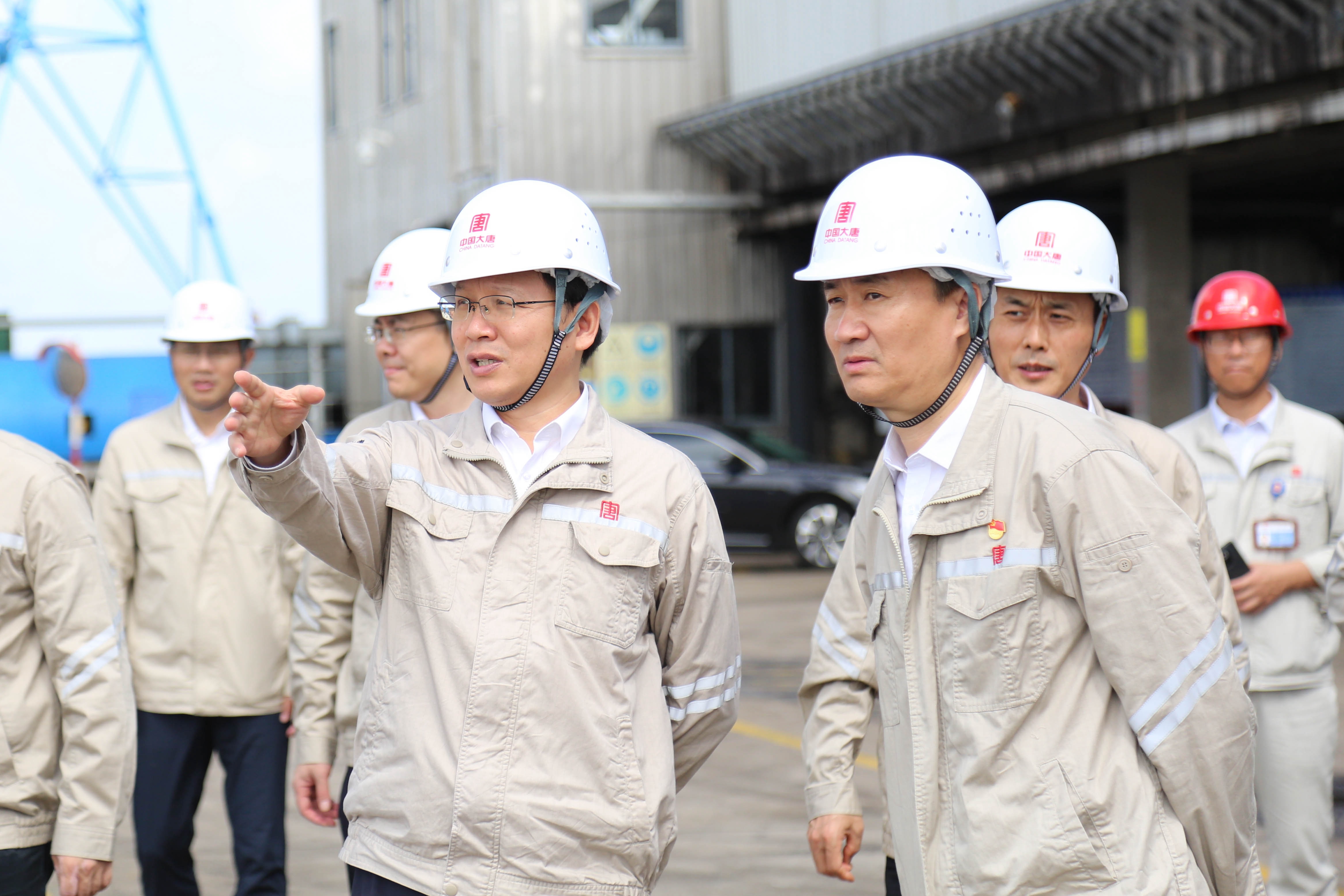 1724996071817047834.jpg 3.張傳江在呂四港發電公司碼頭調研指導工作.jpg